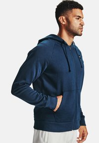 Under Armour RIVAL HOODIE - Sweater met rits - onyx