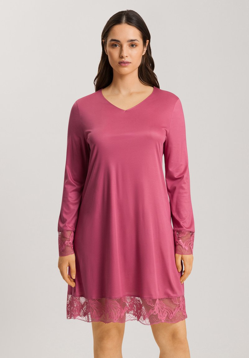 Abito a maniche lunghe in tessuto rosa vivace, con scollatura a V e dettagli in pizzo ai polsini e all'orlo per un tocco di texture e design.