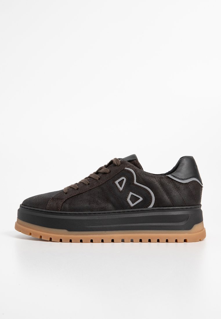 Czarne i brązowe zamszowe sneakersy z grubą czarną podeszwą środkową, gumową podeszwą zewnętrzną, sznurowanym przodem i wyszywanym wzorem "B" z boku.
