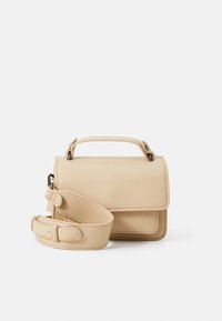 Borsa a tracolla beige in similpelle liscia, con chiusura a patta, tracolla regolabile e design minimalista con cuciture discrete.