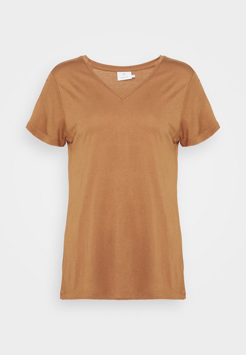 T-shirt marron à manches courtes et col en V, étalé à plat sur un fond blanc avec une étiquette de marque visible au niveau du col.