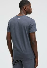 Camp David Heren T-shirt V-hals met fotoprint in used look