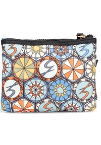 Bolsa con cremallera hecha de tela texturada que presenta un patrón geométrico multicolor con hexágonos, estrellas y motivos circulares.