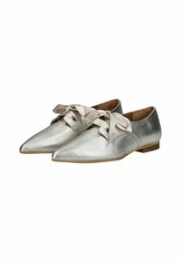 Scarpe stringate metalliche argento con design a punta e lacci in nastro di raso. La texture è liscia con un tacco basso e piatto.