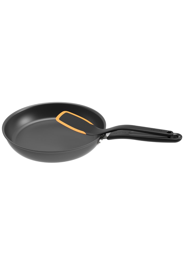 Antihaft-Bratpfanne mit schwarzem Körper, geschwungener Form und einem eleganten schwarzen Griff, der einen orangefarbenen Akzent auf der Grifffläche hat.