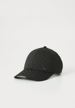 Gorra de béisbol negra hecha de una tela texturizada, con un patrón sutil, visera curvada y un acento de logo en el costado.