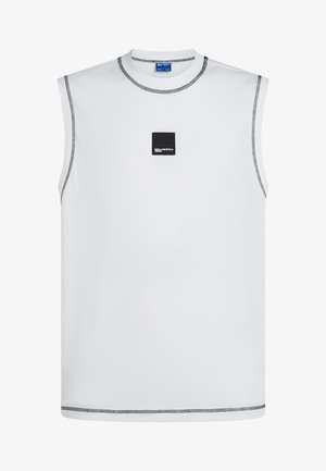 Fehér ujjatlan póló fekete kontrasztvarrással és egy kis fekete négyzet alakú logó folttal a mellkason, amelyen az "Karl Lagerfeld Jeans" felirat szerepel.