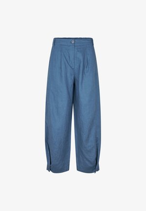 Lichtblauwe linnen broek met een hoge taille, voorzien van voorplooien, een enkele knoopsluiting en zijdelingse openingen aan de zoom met knopen.