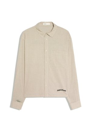 Beige kleines kariertes Hemd mit langen Ärmeln, Brusttasche und schwarzem gedrucktem Text "Athletic Goods" nahe dem Saum sowie kursivem Text auf der Manschette.