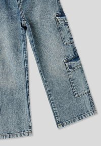 Niebieskie dżinsowe spodnie cargo z wieloma bocznymi kieszeniami, wybłyszczoną fakturą i widocznymi detalami szycia. Projekt obejmuje proste nogawki.