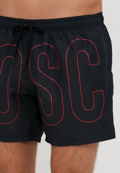 Pantaloni scurți de înot negri, fabricați dintr-un material ușor. Prezintă inscripția mare „OSC” în roșu pe față, talie elastică și șnur ajustabil.
