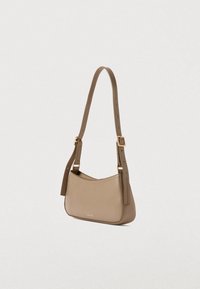 Tan læderhåndtaske med en buet form, justerbar skulderrem og detaljer i guldfarvet hardware. Glat tekstur med minimale design detaljer.