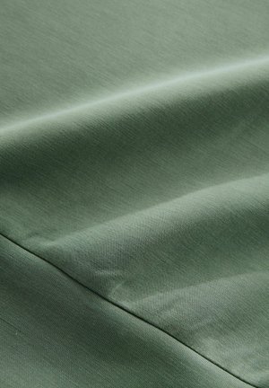 Tejido verde texturizado con un acabado suave, que presenta pliegues sutiles y un suave brillo, mostrando un color uniforme sin patrones.