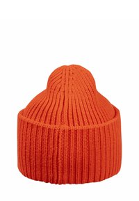 Gehaakte oranje beanie met een ronde bovenkant, gekenmerkt door verticale ribbels en een dikke band aan de onderkant.