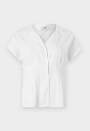 Blusa blanca de manga corta con cuello, cierre de botones en el frente y pliegues verticales en la parte delantera y los laterales.