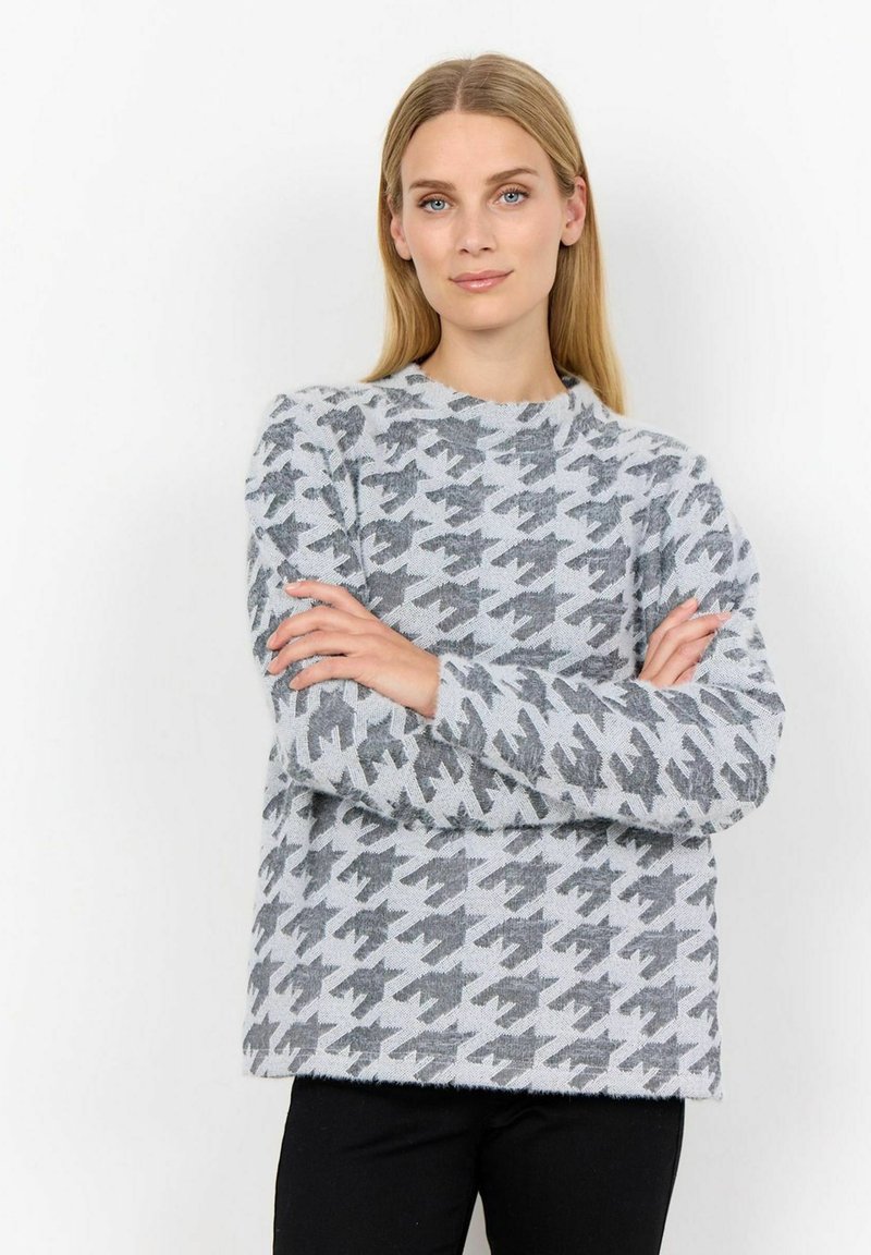 Szary i biały sweter w wzór houndstooth z długimi rękawami i okrągłym dekoltem, wykonany z miękkiego, teksturowanego materiału.