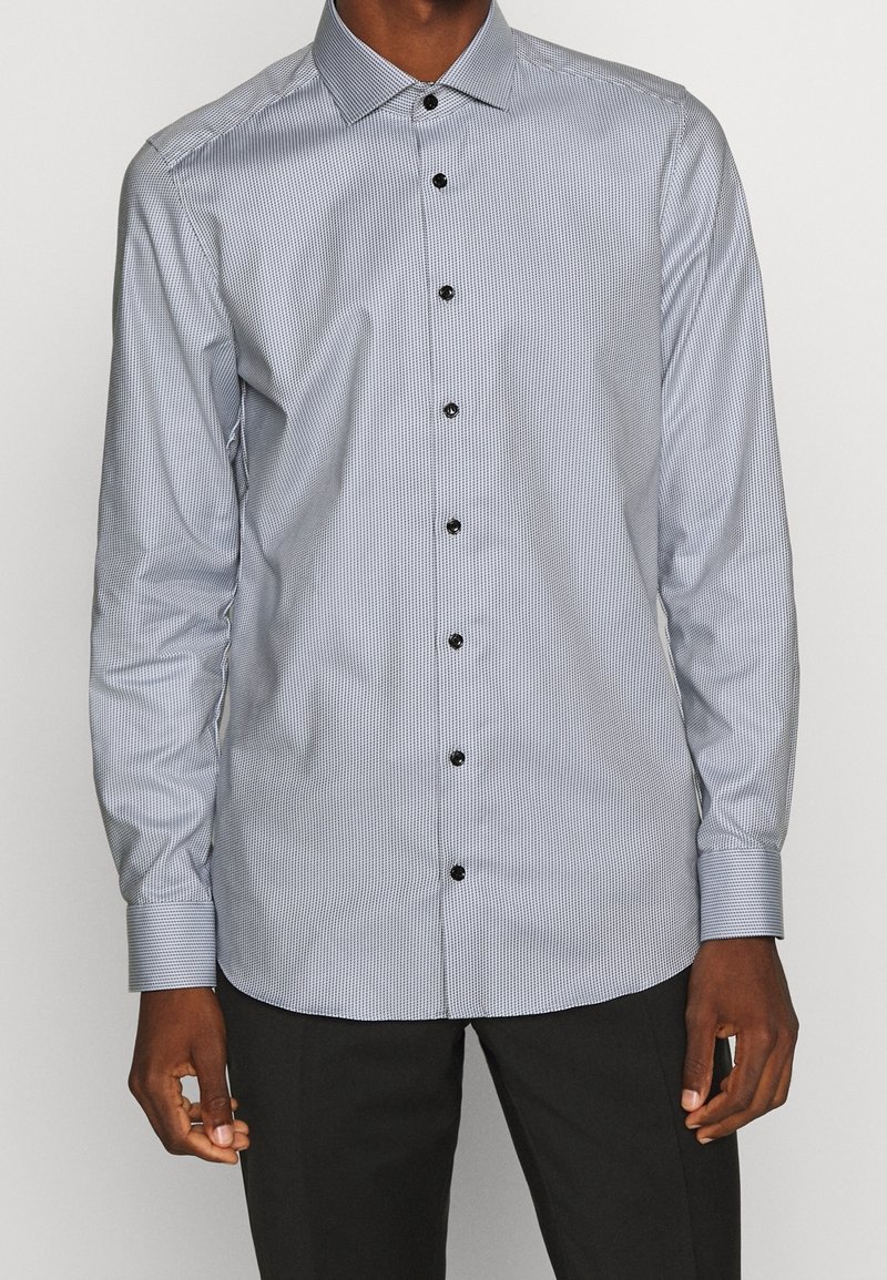 Lange mouw knoopshirt in lichtblauw met fijne witte strepen, voorzien van zwarte knopen en een klassiek kraagontwerp. Gladde textuur.