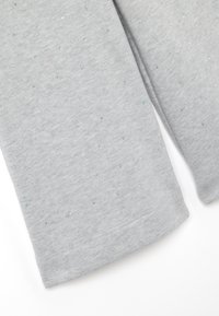 Grijze sweatshirt met een zachte textuur en verspreide lichtblauwe en metallic accenten. Ronde halslijn en geribde zoom.