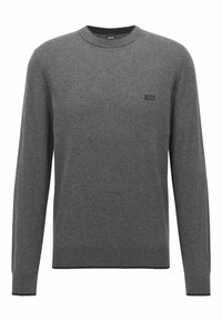 Szary dzianinowy sweter z długimi rękawami, okrągłym dekoltem, prążkowanymi mankietami i brzegiem, z małym czarnym logo "BOSS" na lewej piersi.