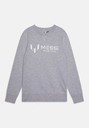 Šviesiai pilkas ilgomis rankovėmis džemperis su baltu užrašu „MESSI Training System“ ir logotipu krūtinės centre, apvalia apykakle ir ribotomis rankogaliais.