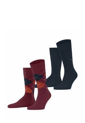 Deux paires de chaussettes : une paire est grenat avec un motif en losanges orange et bleu marine, et l'autre est unie bleu marine. Mélange de coton, longueur mi-mollet.