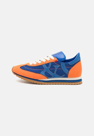 Herresneakers med oransje semsket skinn og blå mesh, med hvite lisser, en polstret blå tunge og en brun gummisåle med taggete kant.