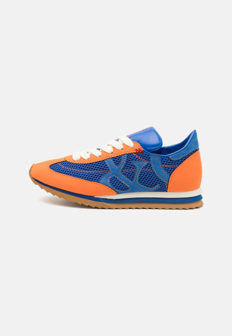 Meeste spordijalatsid, millel on oranž samet ja sinine võrk, valged paelad, pehmendatud sinine kee ja pruun kummist põhi, millel on sakilised servad.