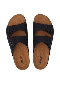 Sorte sandaler fremstillet af syntetisk materiale med to justerbare remme og spænder. Tekstureret kork-såler og flad gummiyderside.