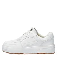 Weißer Low-Top-Sneaker mit Schnürung an der Vorderseite, gepolstertem Kragen, strukturierten Sohlen und minimalen Nähdetails, im Seitenprofil dargestellt.