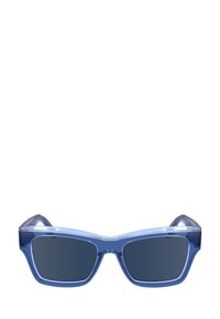 Óculos de sol azuis transparentes com lentes retangulares, com uma armação grossa e hastes retas. As lentes são escuras para proteção solar.