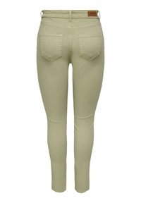 Pantalon beige slim avec deux poches arrière, passants pour ceinture et un petit patch logo rectangulaire sur la ceinture.