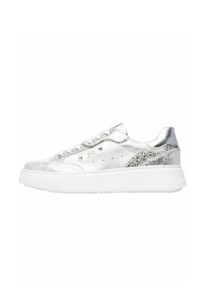 Sølvmetallic sneakers med en tekstureret overflade og glimmerdetaljer. Har en hvid gummisål og snørebånd foran.
