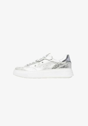 Zapatillas metálicas plateadas con una superficie texturizada y acentos de brillo. Presentan una suela de goma blanca y sistema de cordones delantero.