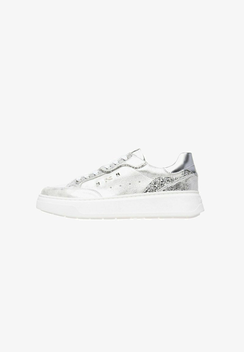 Baskets métalliques argentées avec une surface texturée et des accents de paillettes. Dotées d'une semelle en caoutchouc blanche et d'un laçage à l'avant.