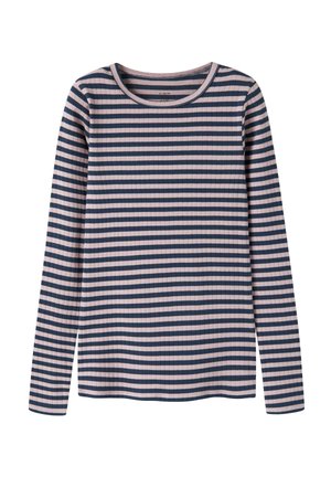 Chemise en tricot côtelé à manches longues avec des rayures horizontales bleu marine et rose clair et un col rond.
