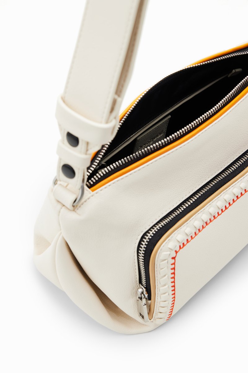 Borsa a tracolla in pelle bianca con svariati scomparti con zip, dettagli in arancione e nero a contrasto e cuciture testurizzate.