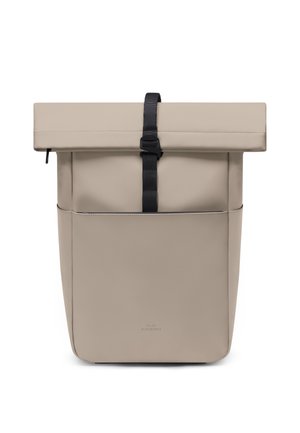 Beiger Rucksack mit Rollverschluss, schwarzem Schnallenriemen, vorderer Reißverschlusstasche und glatter matter Oberfläche.