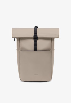 Beiger Rucksack mit Rollverschluss, schwarzem Schnallenriemen, vorderer Reißverschlusstasche und glatter matter Oberfläche.