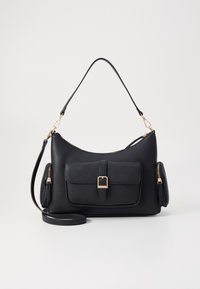 Sac à main en cuir noir avec une silhouette courbée, poche avant avec une boucle en métal, compartiments zippés sur les côtés et une bandoulière amovible.