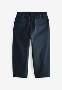 Pantalon à taille élastique bleu marine avec jambes droites et deux poches passepoilées au dos, posé à plat sur fond blanc.