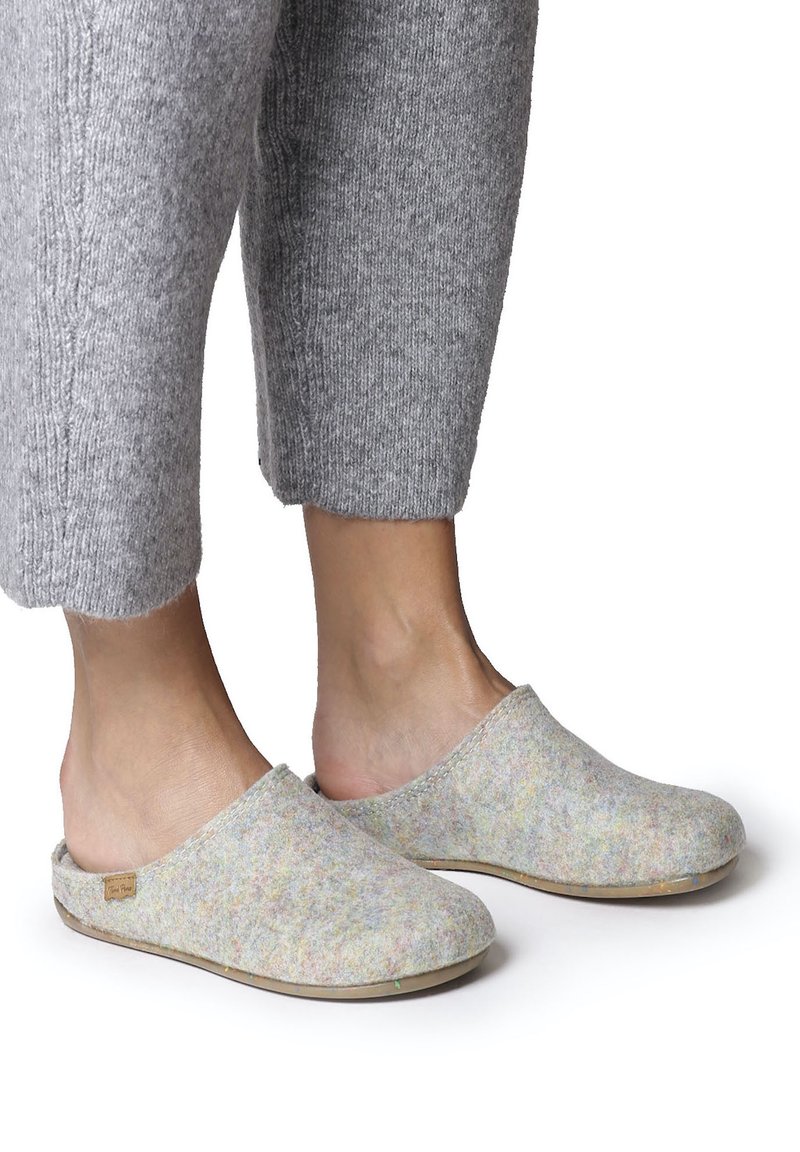 Gray felt clogs with a rounded toe, soft texture, and light multicolored specks. Natural rubber sole with minimal heel, designed for comfort.