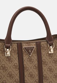 Guess NOREEN GIRLFRIEND SATCHEL - Håndtasker - latte/brown