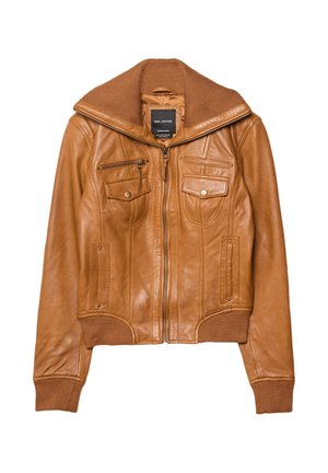 Giacca in pelle marrone con zip frontale, colletto a coste e due tasche sul petto. Presenta una texture liscia e una vestibilità sartoriale.