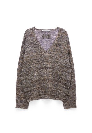 Grober Strickpullover mit V-Ausschnitt und langen Ärmeln in einer Mischung aus grauem, braunem und beigem Garn auf weißem Hintergrund.