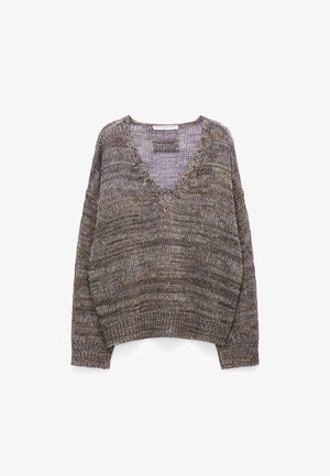 Grober Strickpullover mit V-Ausschnitt und langen Ärmeln in einer Mischung aus grauem, braunem und beigem Garn auf weißem Hintergrund.