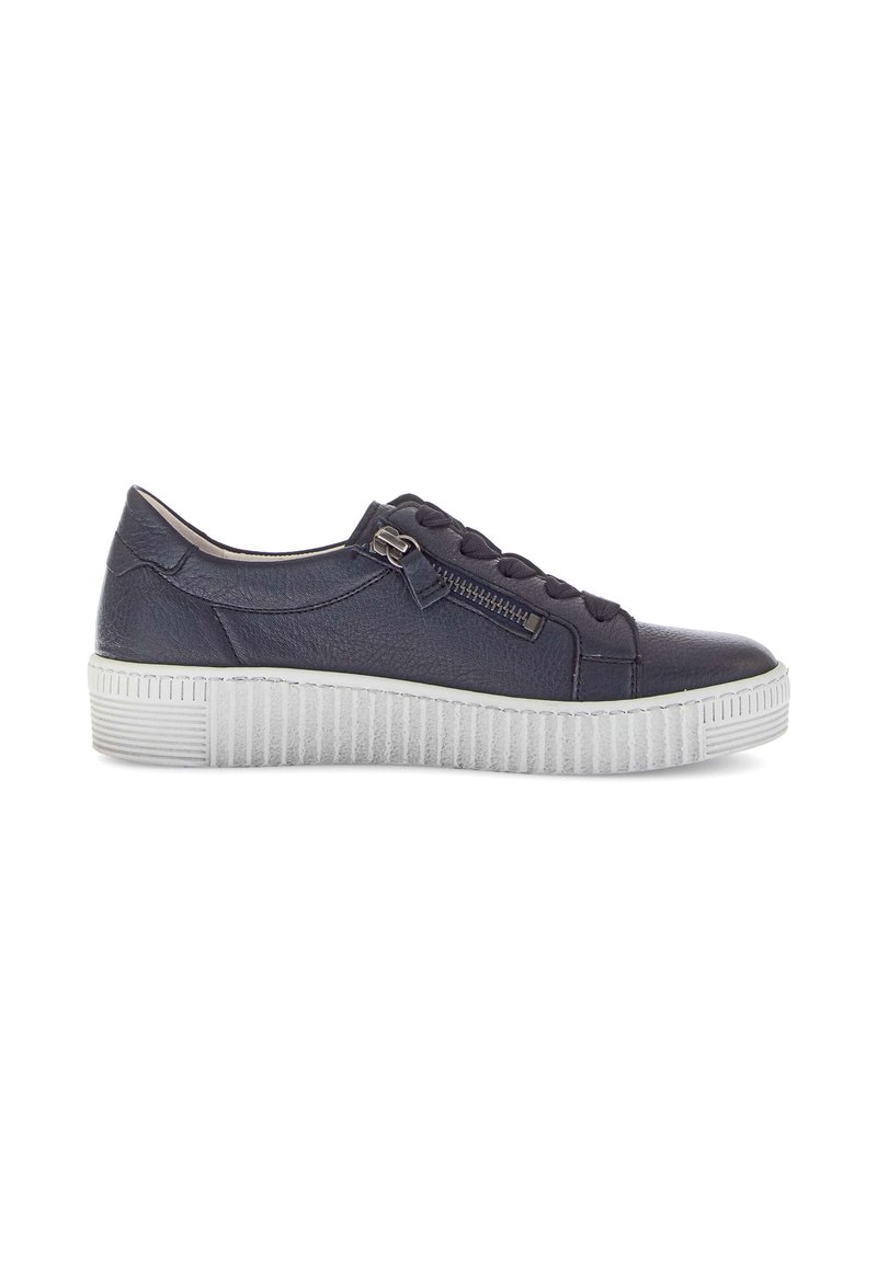 Marineblaue Leder-Sneaker mit strukturierter Oberfläche, seitlichem Reißverschluss und Schnürung an der Vorderseite. Weiße, gerippte Sohle für Komfort und Grip.