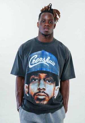 ATELIER OF FAITH, NIPSEY HUSSLE TEE - Print T-shirt - motted anthracite