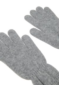 Une paire de gants en laine gris tricotés, disposés à plat avec des poignets côtelés visibles, isolés sur fond blanc.