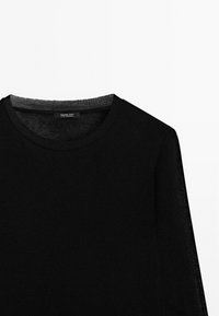 Black long-sleeve shirt with a round neckline, made of soft fabric. Features a subtle gray collar lining and brand label at the back.