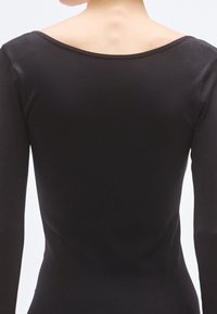 Juoda ilgarankovė palaidinė su plačia iškirpte, glotni tekstūra, aptakiu siluetu ir minimalistiniu dizainu be papuošimų.